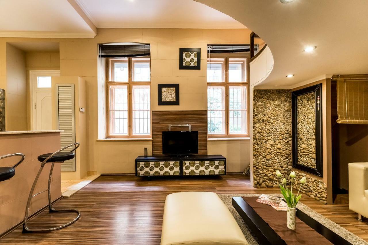 Stones And Wood With Ac Apartment *